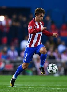 MADRID, SPAIN - SEPTEMBER 28: Antoine Griezmann of Club Atletico de Madrid runs with the ball during the UEFA Champions League Group D match between Club Atletico de Madrid and FC Bayern Muenchen at Vicente Calderon Stadium on September 28, 2016 in Madrid, Spain. (Photo by David Ramos/Getty Images)